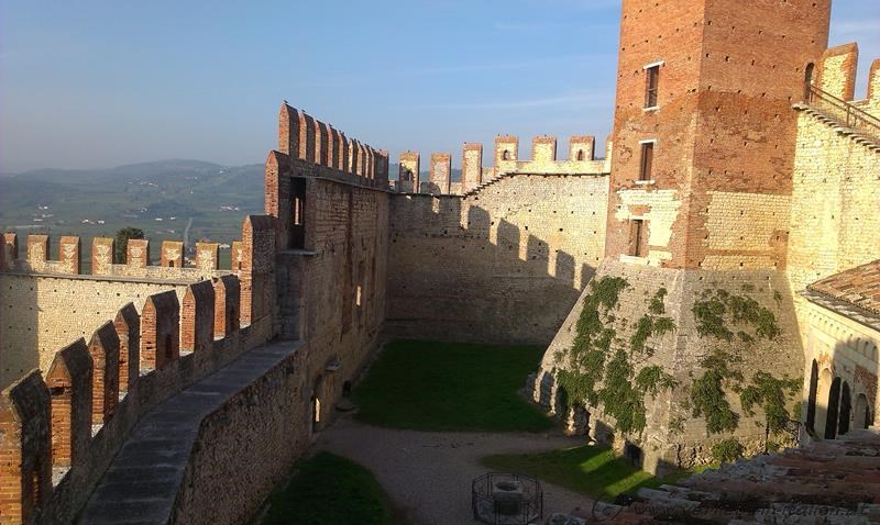 toller Schatten auf der Burgmauer