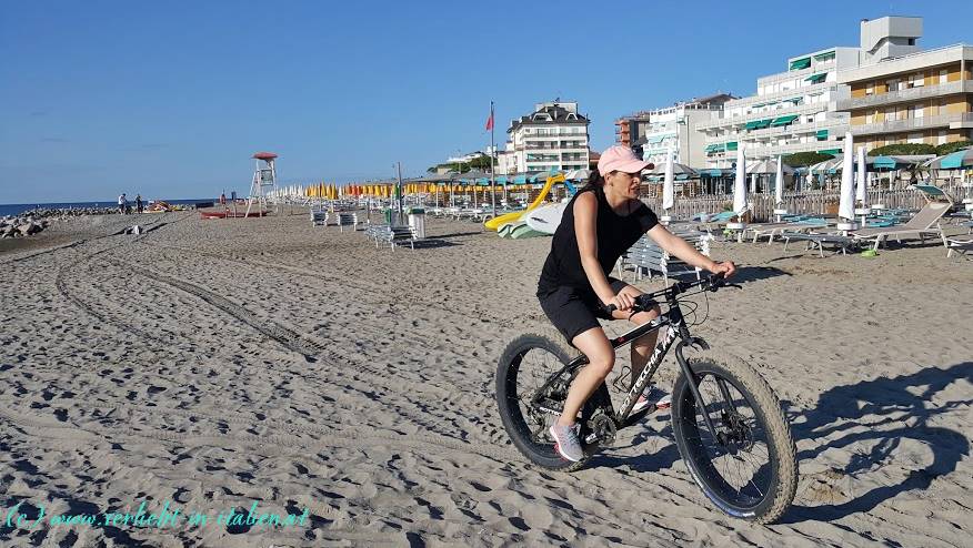 Radeln am fast menschenleeren Strand