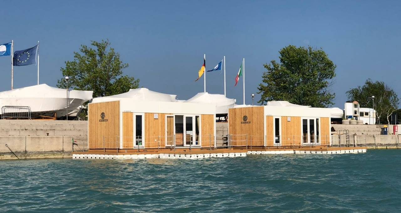 Floating Resort vom Wasser aus