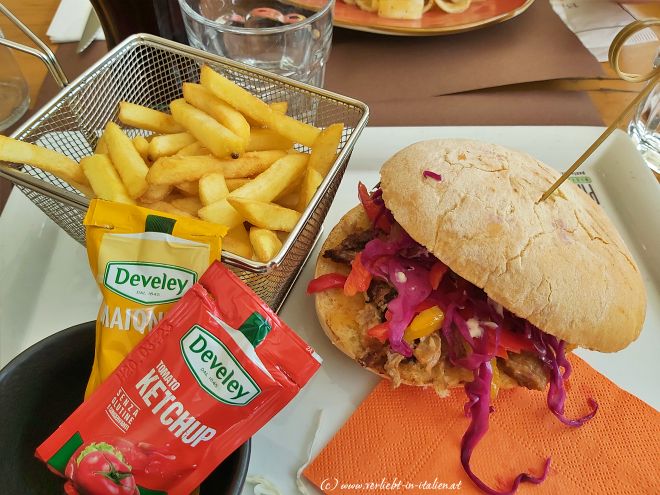 Pommes und Pulled Pork Burger