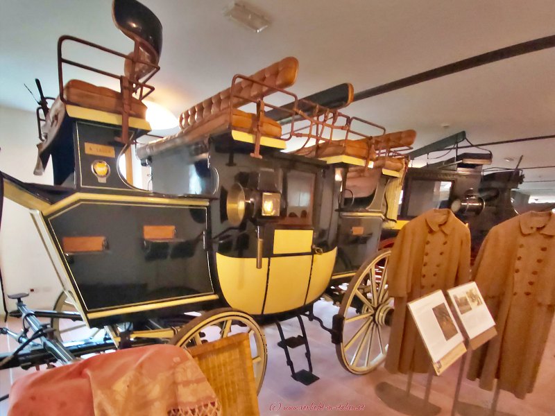 Museum mit historischen Kutschen und Spielzeug