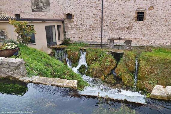 Wasserdorf Rasiglia mit Bächen und Steinhäusern