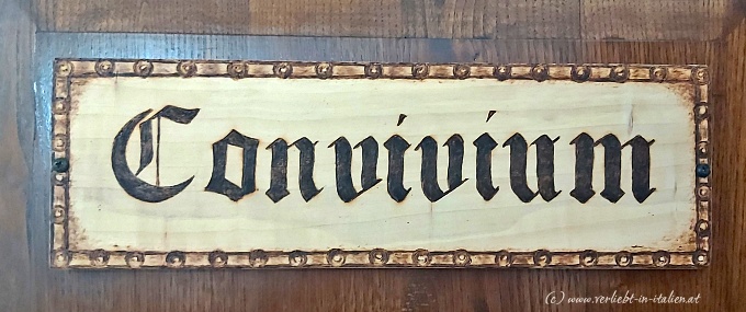Schild mit dem Schriftzug Convivium