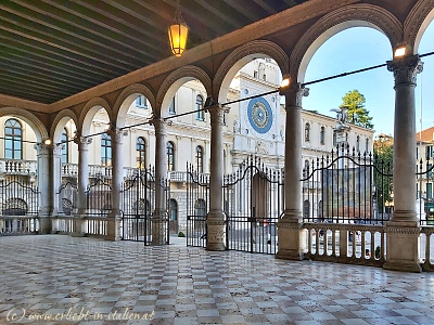 Blick vom Palazzo della Ragione zum Uhrturm in Padua