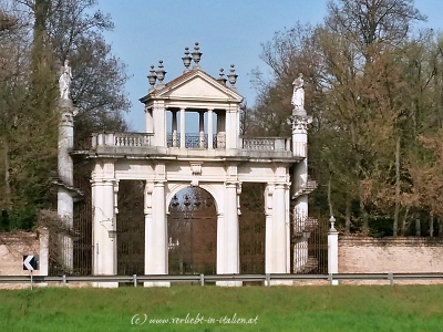 Nebeneingang Villa Contarini bei Stra