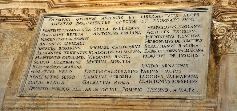 Marmortafel mit berühmten Namen im Teatro Olimpico