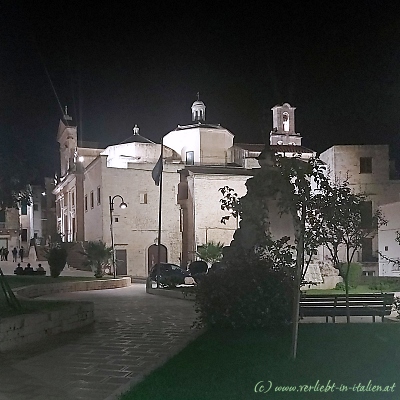 Blick auf Chiesa Madre San Nicola bei Nacht
