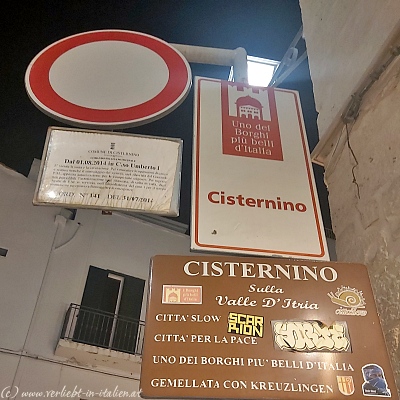 Cisternino Einfahrtsverbot und andere Schilder