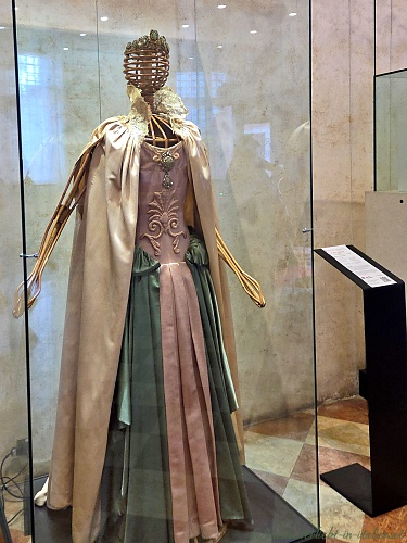Damen Kostüm in Vitrine im Teatro Olimpico