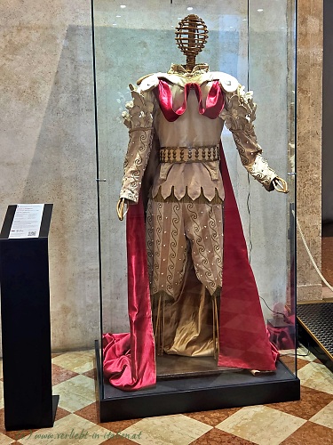 Männer Kostüm in Vitrine im Teatro Olimpico