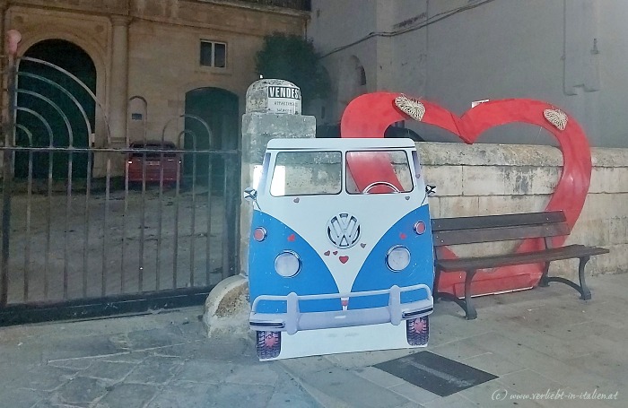 VW-Bus bei Bank mit Herz