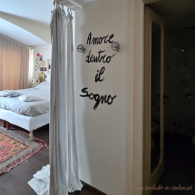 Blick aufs Bett im Entchen Zimmer