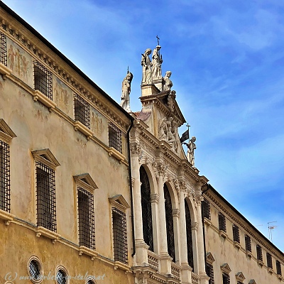 Rundbogenfenster in Vicenza
