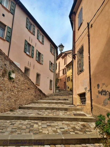 Treppen mit Blick auf Laterne