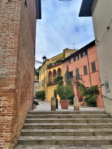 Treppen mit Blick auf venezianische Fenster