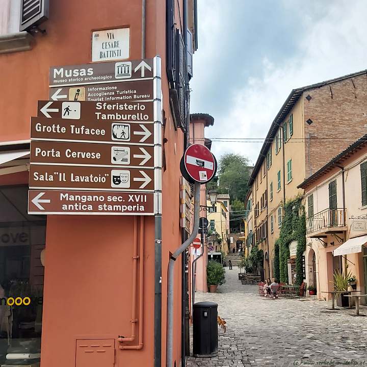 Wegweiser Via Cesare Battisti