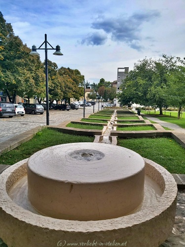 ungewöhnlicher Brunnen beim Parkplatz