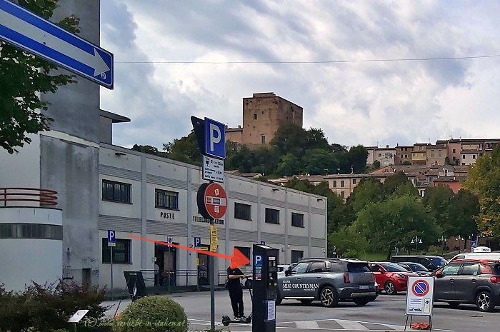 unterwegs zum Parkplatz mit Blick auf die burg