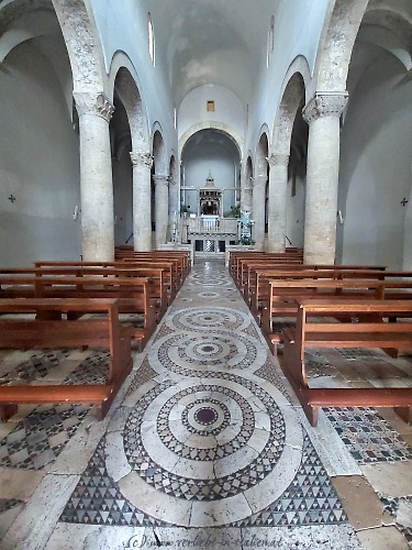 Chiesa della Collegiata Weg zum Altar