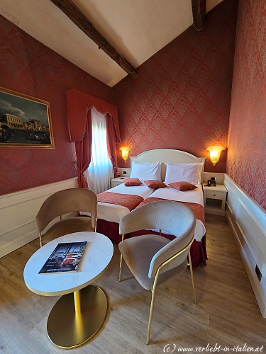 Bett rotes Zimmer Duodo