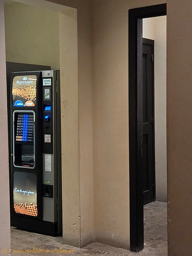 Getränkeautomat und WC Gradara