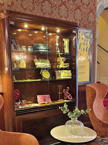 Sitzgruppe bei Vitrine