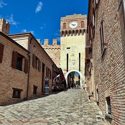 Uhrturm Gradara Eingangstor