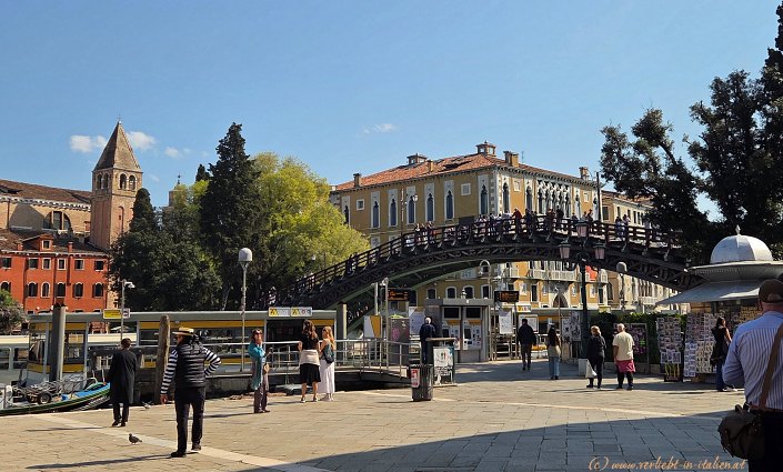 Platz vor der Brücke Accademia in Venedig