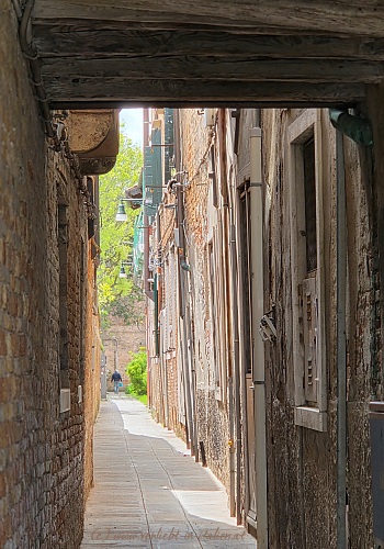 Durchgang mit Holzbalken