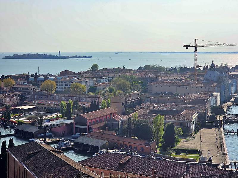 Innenhof mit Pool Hotel Cipriani samt umliegender Gebäude