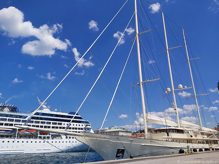 Schiffe im Hafen von Triest