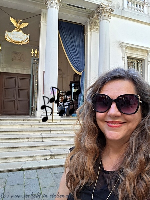 Ich warte vor der Oper La Fenice