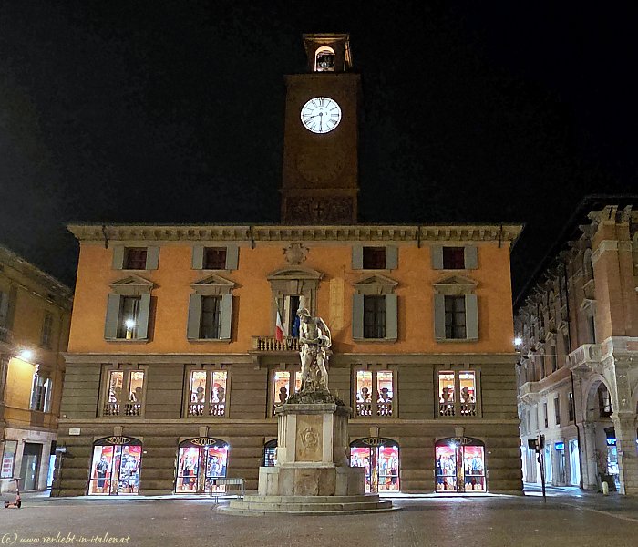 Rathaus mit Glockenturm und Statue Reggio Emilia