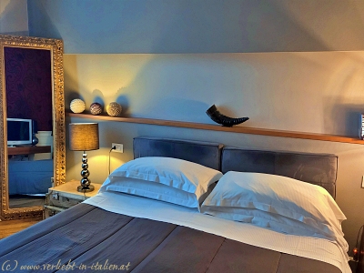 graues Bett im CasaDodici