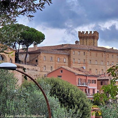 Ansicht auf Burg von Offagna