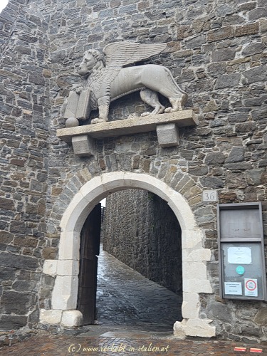 Eingang zum Burghof Gorzia