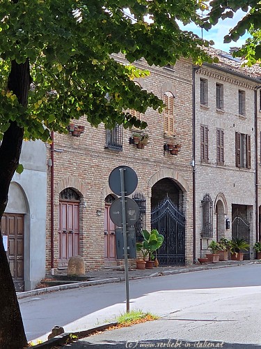 Gasse beim Parkplatz Mondavio