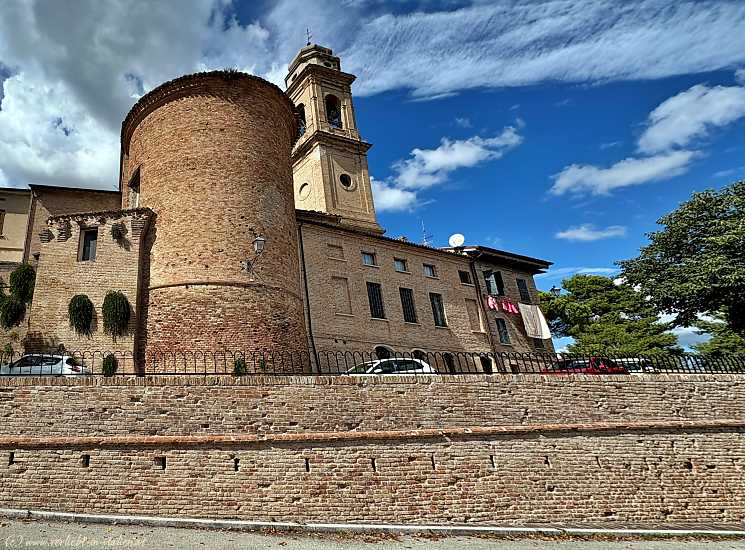 Parken entlang der Mauer in Mondavio