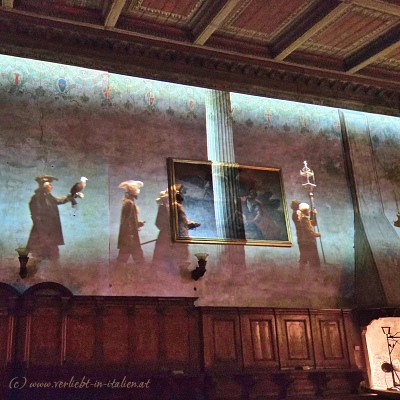 Projektion mit Falken Burg Gorizia