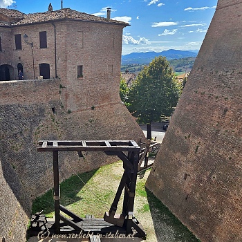 Rocca Roveresca mit Blick ins Land