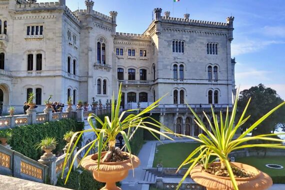 Castello Miramare mit unterem Garten