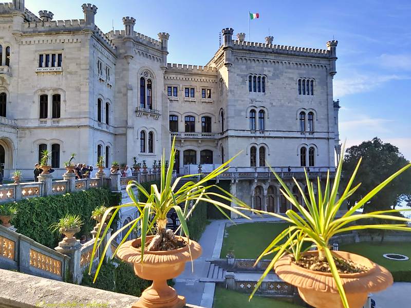 Castello Miramare mit unterem Garten