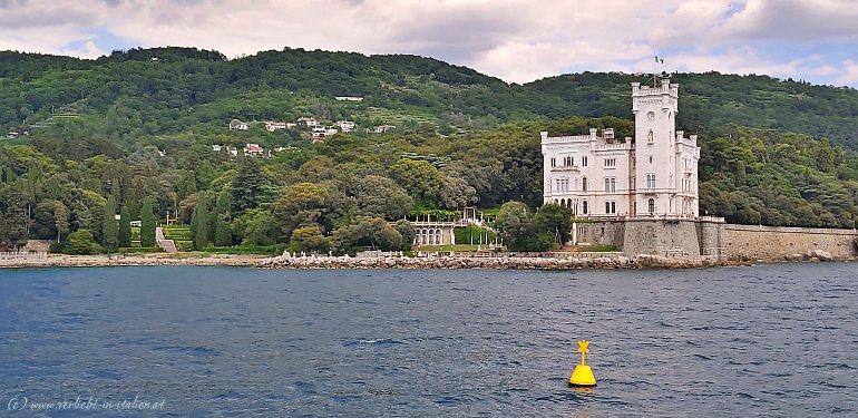 Castello Miramare vom Meer aus