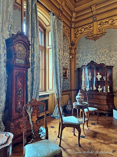 Charlotte Zimmer mit Wanduhr