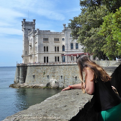 Elena schaut auf Miramare