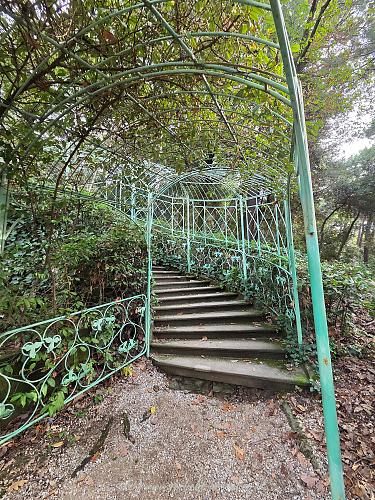 Bergauf im Park Miramare