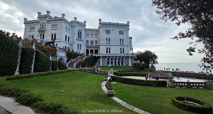 Blick auf Miramare vom Hafen aus