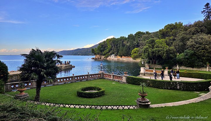 Blick aufs Wasser im Hof von Miramare