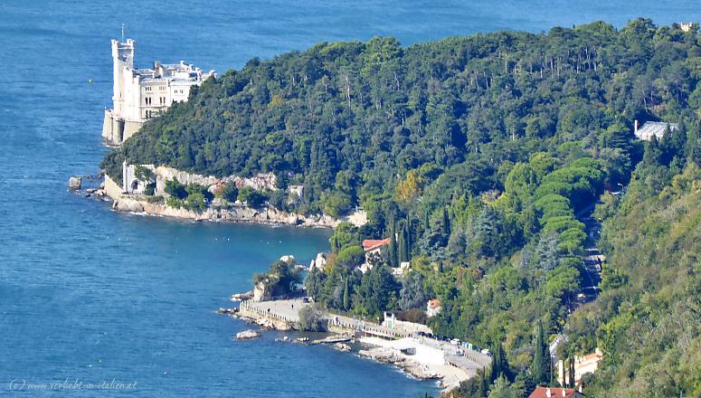 Blick von Monte Grisa zu Miramare
