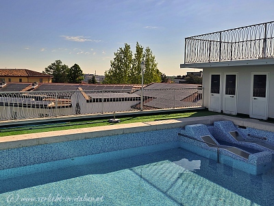 Dachpool mit Massageliegen Hotel Terme Roma
